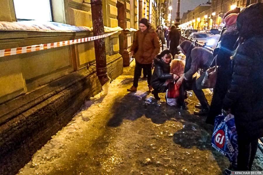 Санкт-Петербург. Прохожие помогают подняться женщине
