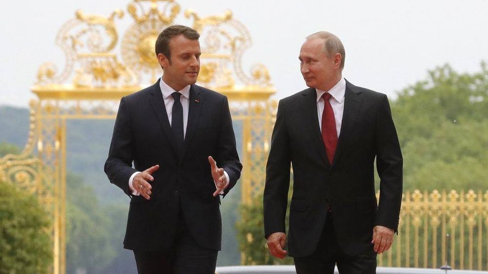 Президент России Владимир Путин с Президентом Франции Эммануэлем Макроном