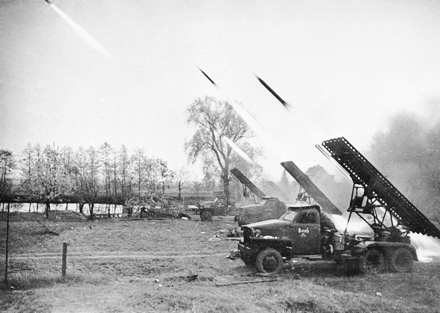 Анатолий Егоров. Залп батареи реактивных минометов БМ-13 «Катюша» в Венгрии. Ноябрь 1944 г.