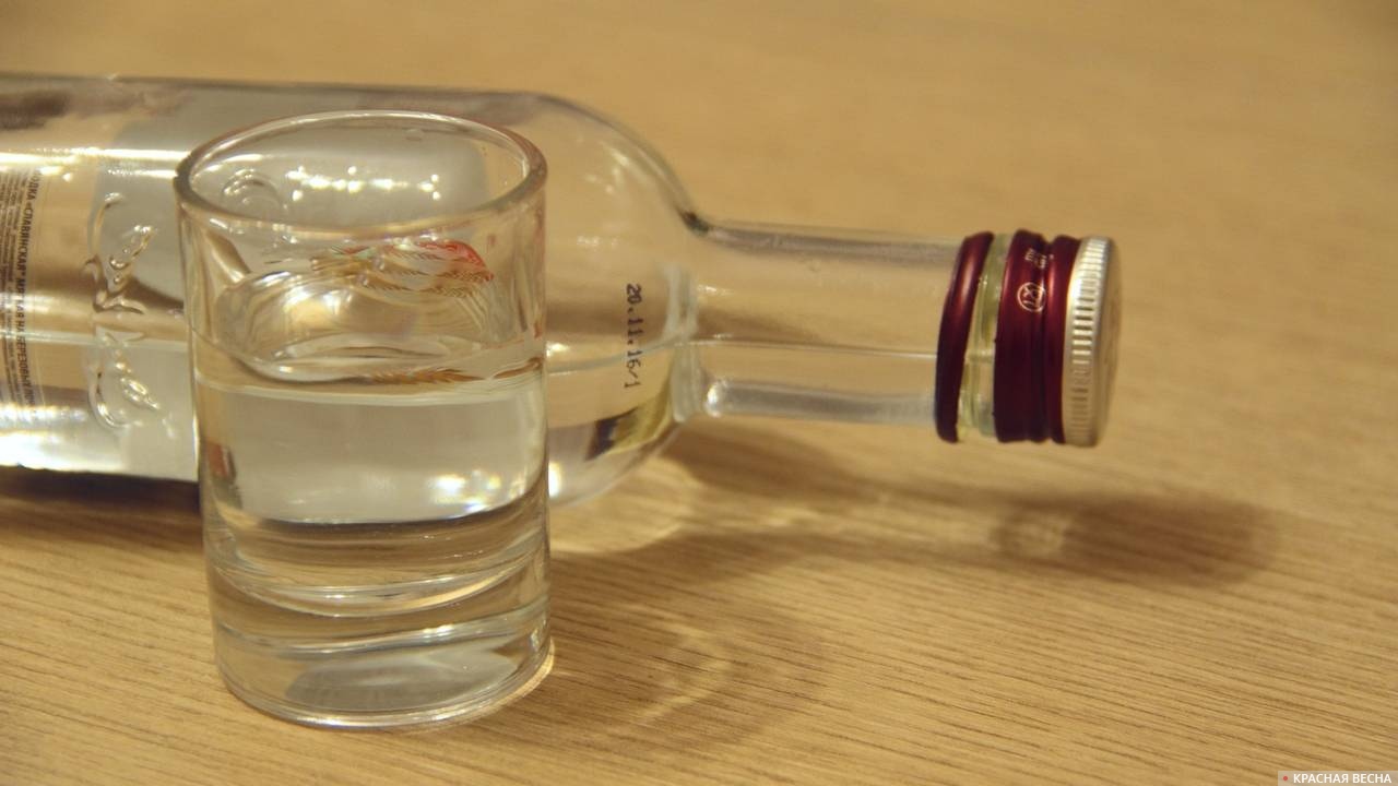Рюмка водки на столе