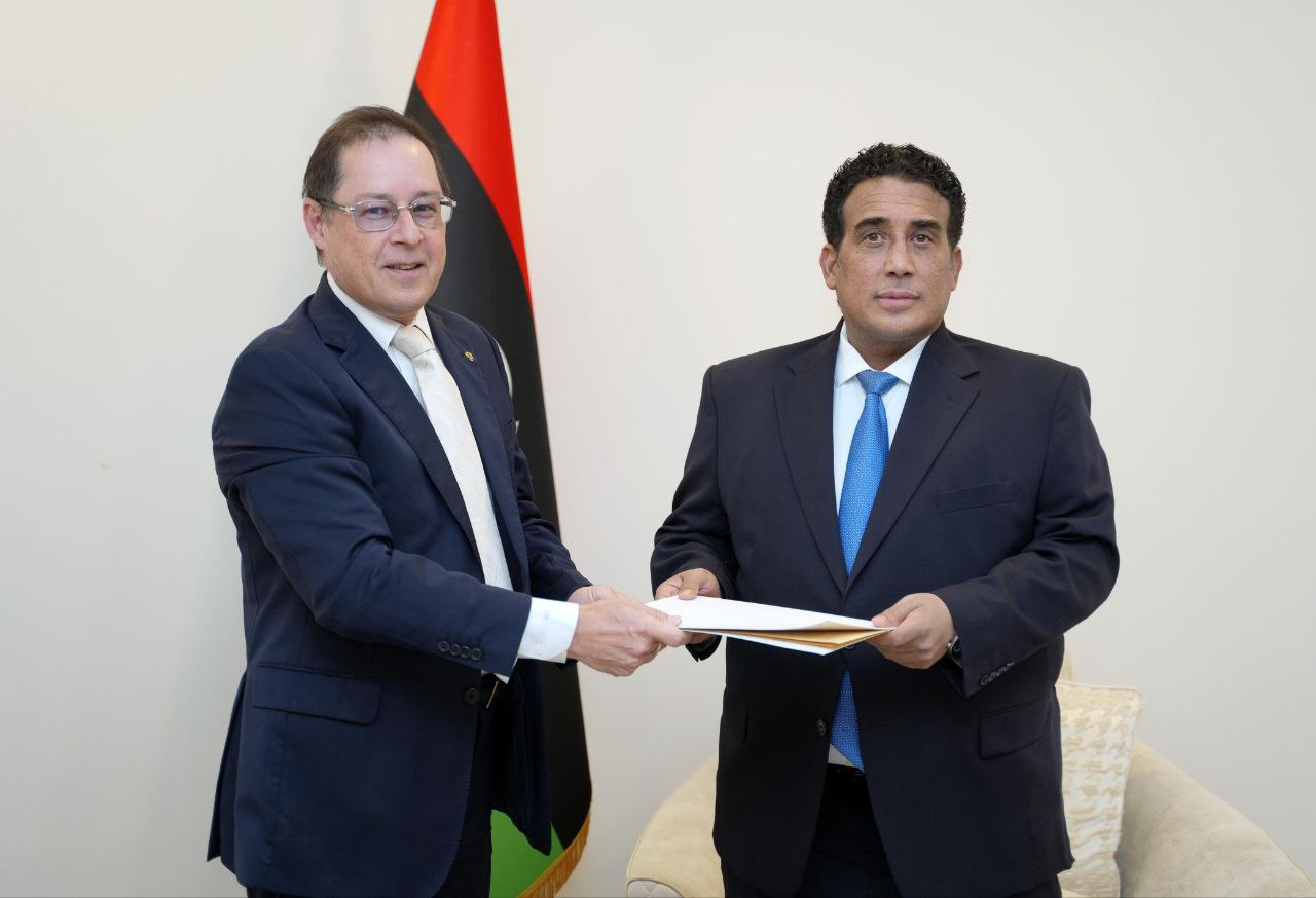 Посол России в Ливии Айдар Аганин и глава Президентского совета Ливии Мухаммед Менфи  