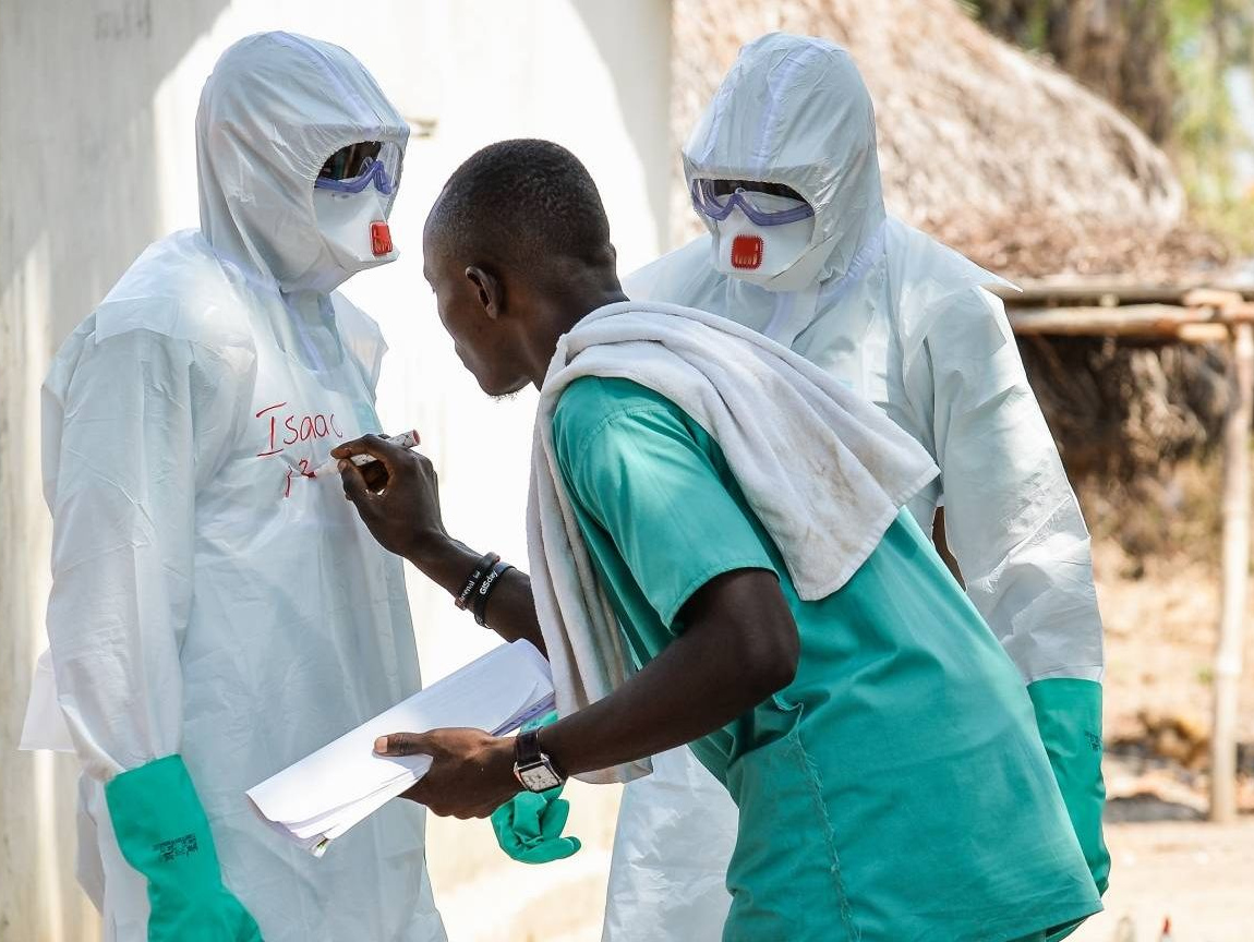 Африканские врачи в защитных костюмах