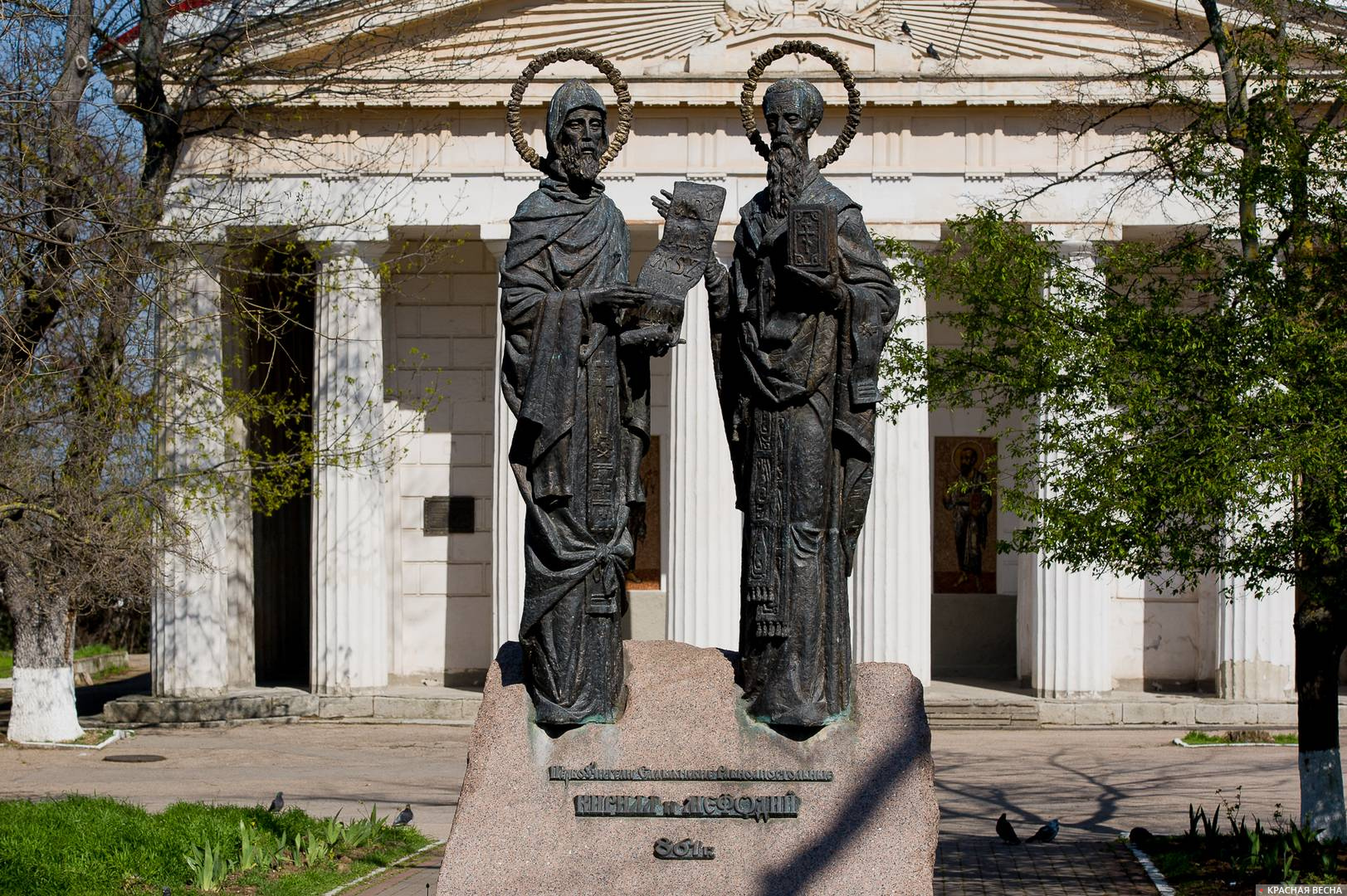 Памятник кириллу и мефодию во владивостоке фото