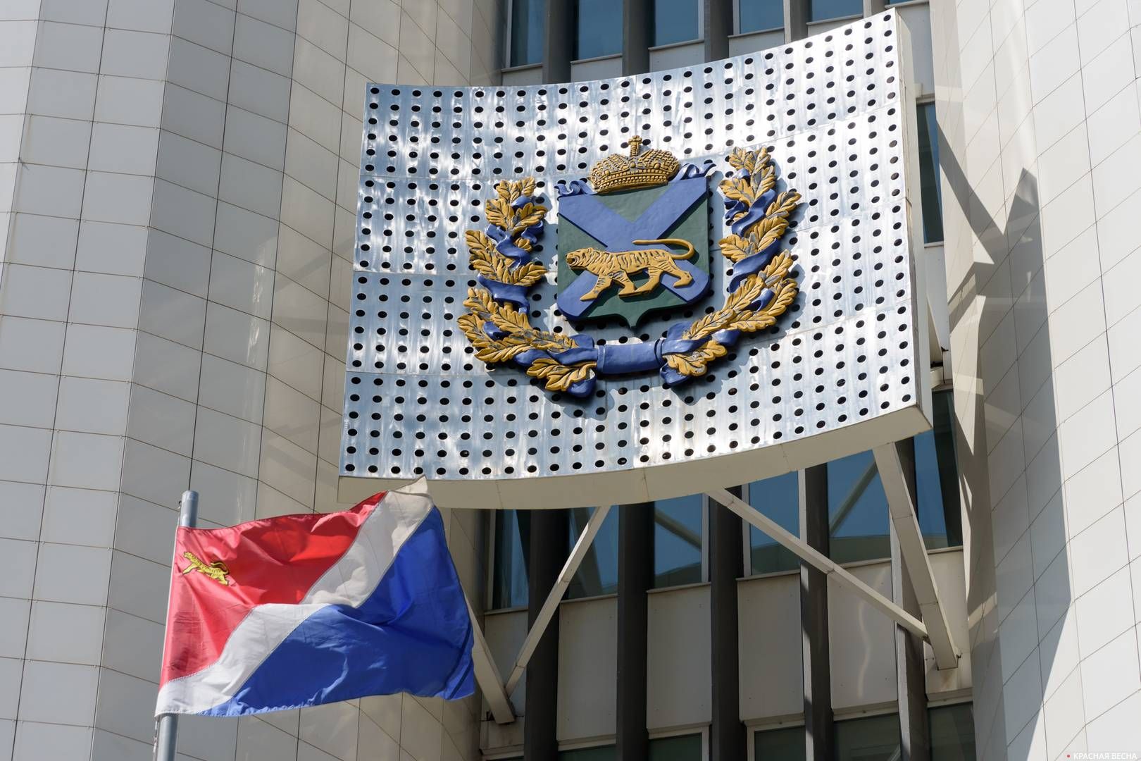 Герб и флаг Приморского края на здании краевой администрации, Владивосток, Россия