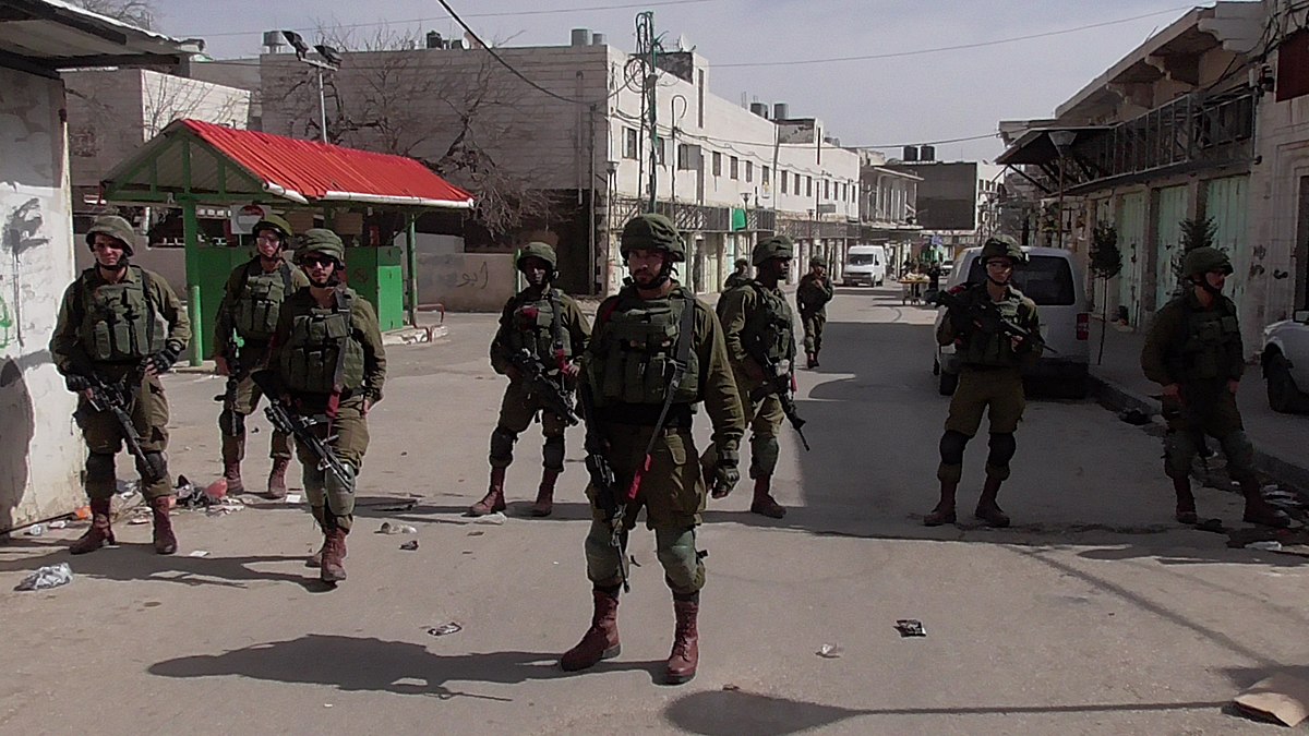 Израильские солдаты заблокировали улицу в Хевроне