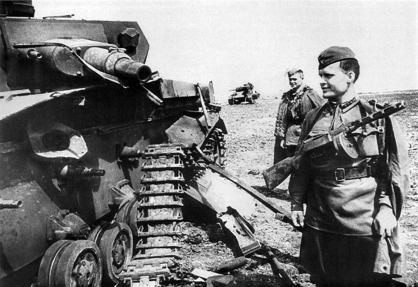 Советские артиллеристы осматривают подбитые немецкие танки Pz.Kpfw. IV (на переднем плане) и Pz.Kpfw. III. Юго-Западный фронт. 1942