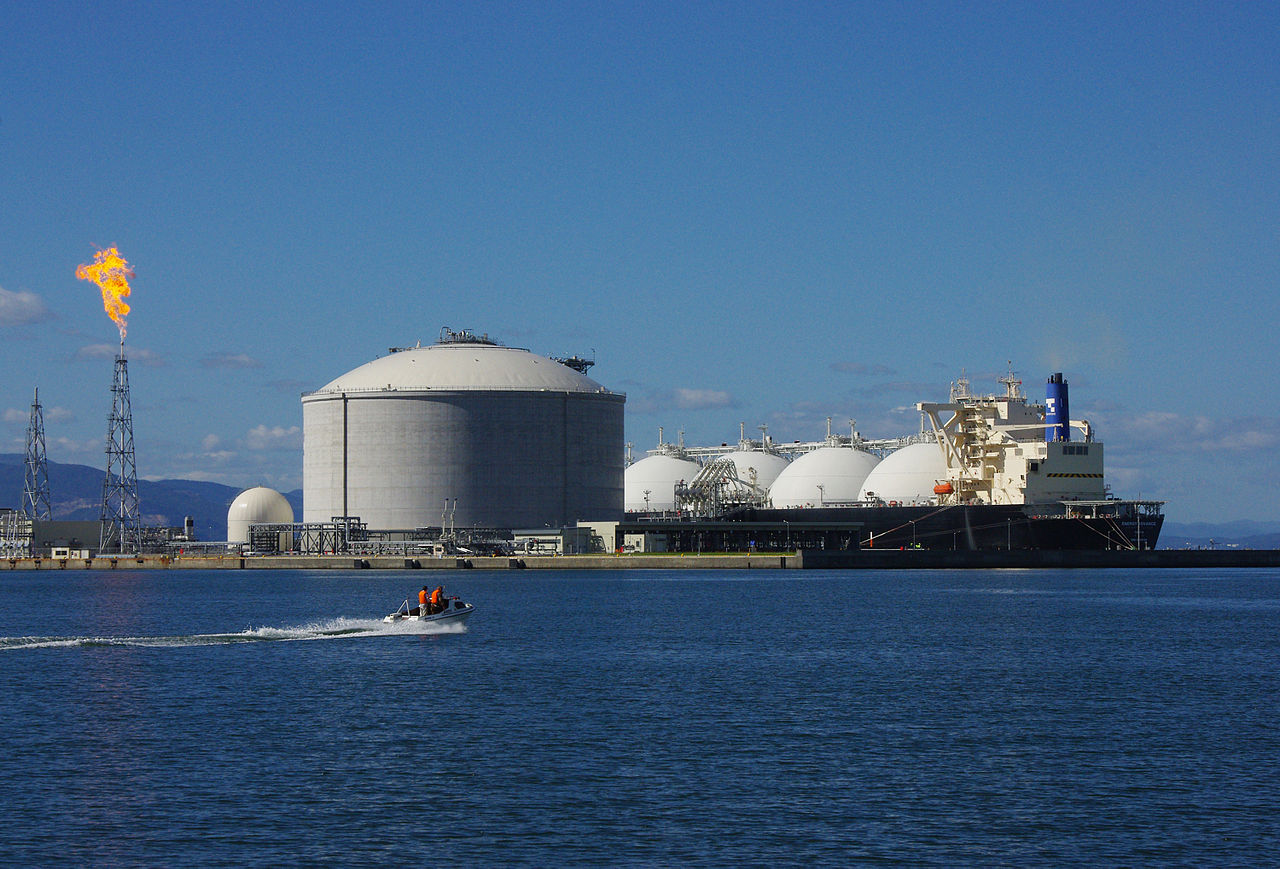 СПГ-танкер Energy Advance в заливе Исикари, Япония