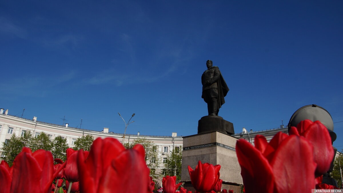 Памятник генералу Черняховскому. Воронеж, 7 мая 2022 года