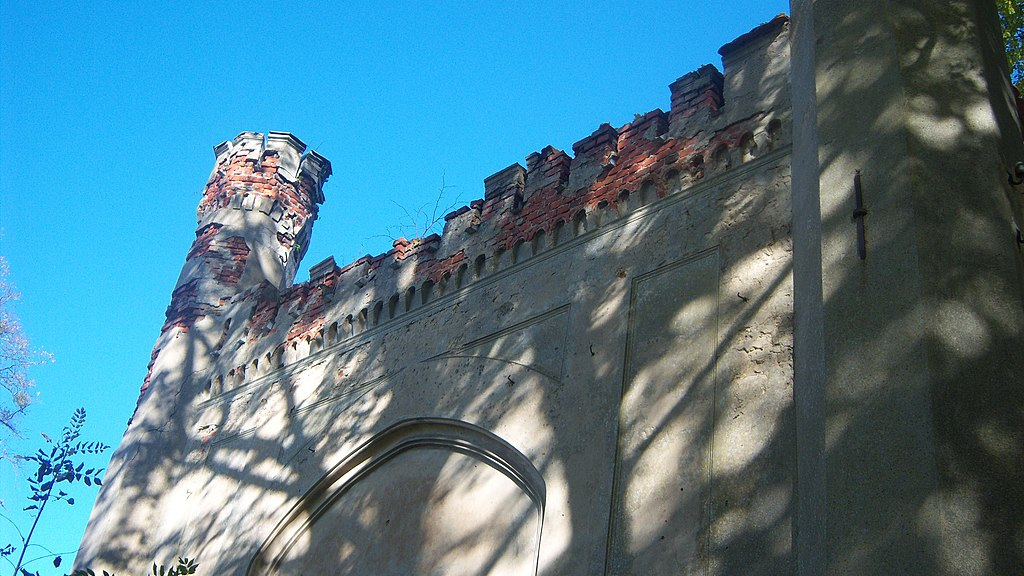 Руины замка Гердауэн. Пос. Железнодорожный, Калининградская область