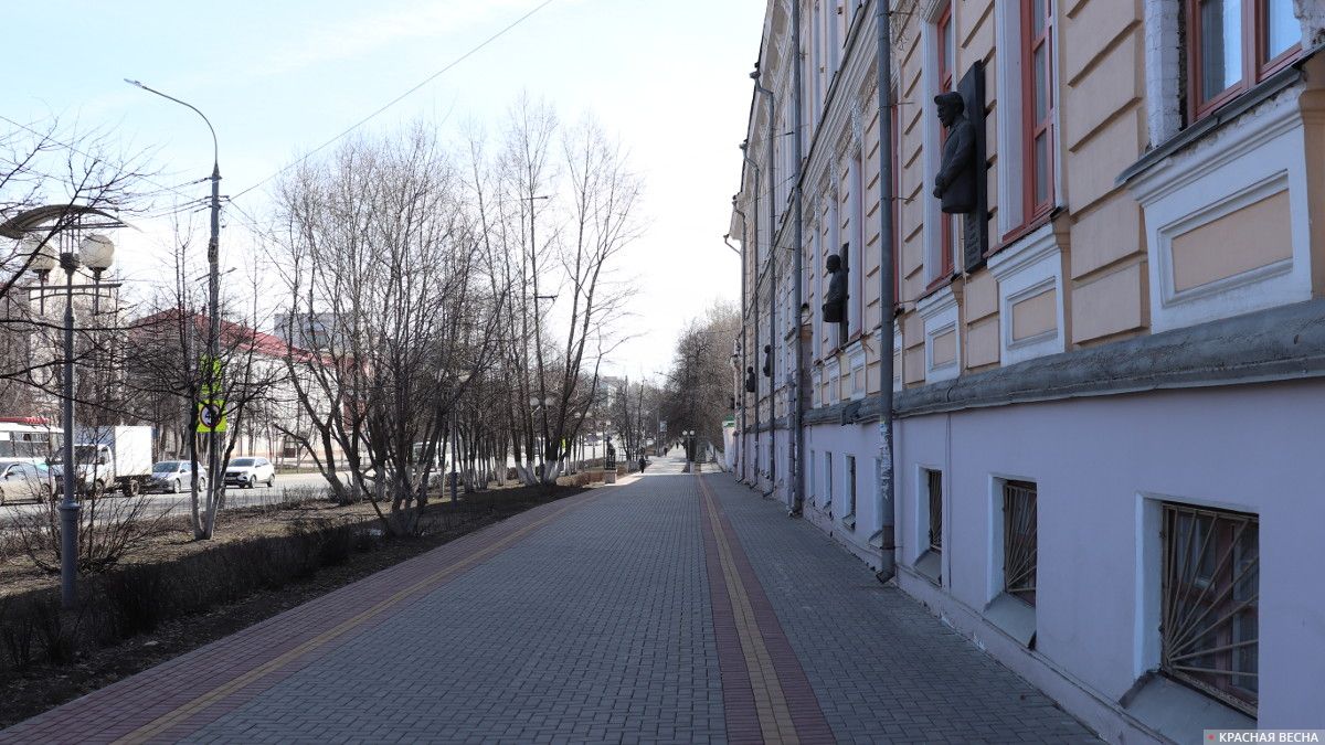Пустые тротуары рядом с Сибирским государственным медицинским университетом