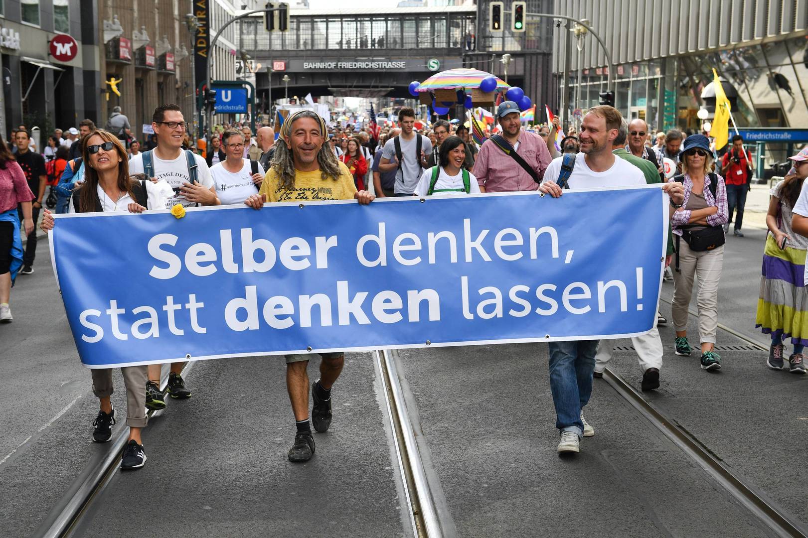 «Думай сам, а не позволяй думать!». Демонстрация Querdenken в Берлине. (Фото: dpa/Bernd von Jutrczenka)