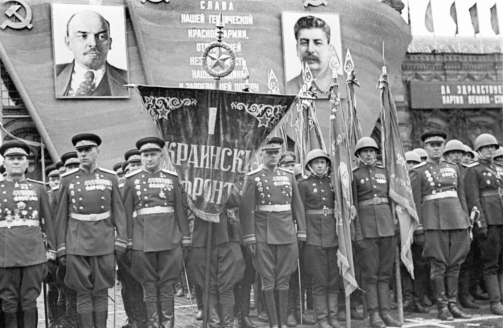 Знаменная группа сводного полка 1-го Украинского фронта перед Парадом Победы