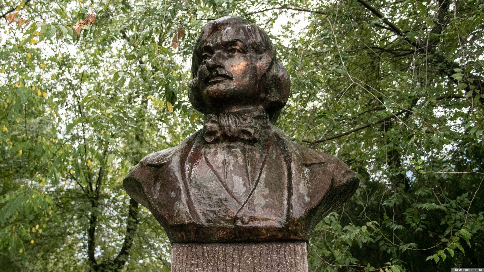 Бюст Н.В. Гоголя. Евпатория, Крым