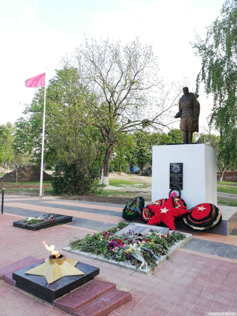 Мемориал братская могила войнов погибших при освобождении станицы Анапская, Краснодарский край