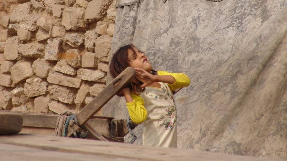 Работающая пакистанская девочка