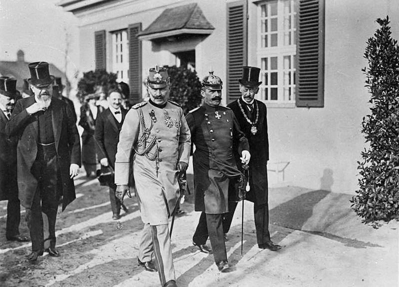 Вильгельм II (в светлом) и Адольф фон Гарнак (крайний справа). 1913 г.