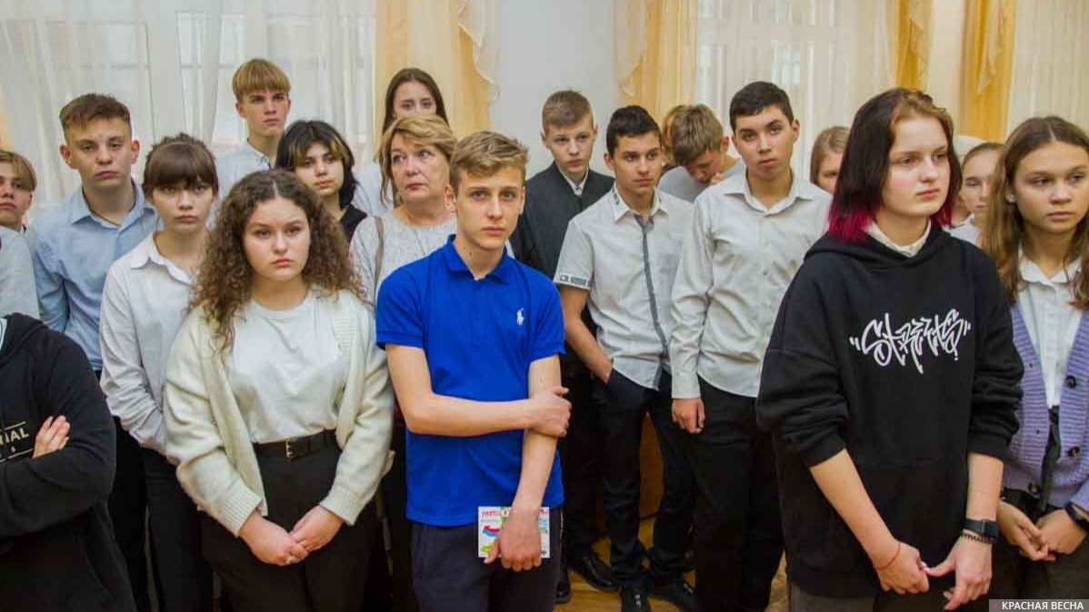 Школьники на открытии выставки рисунков детей Донбасса в Алуште