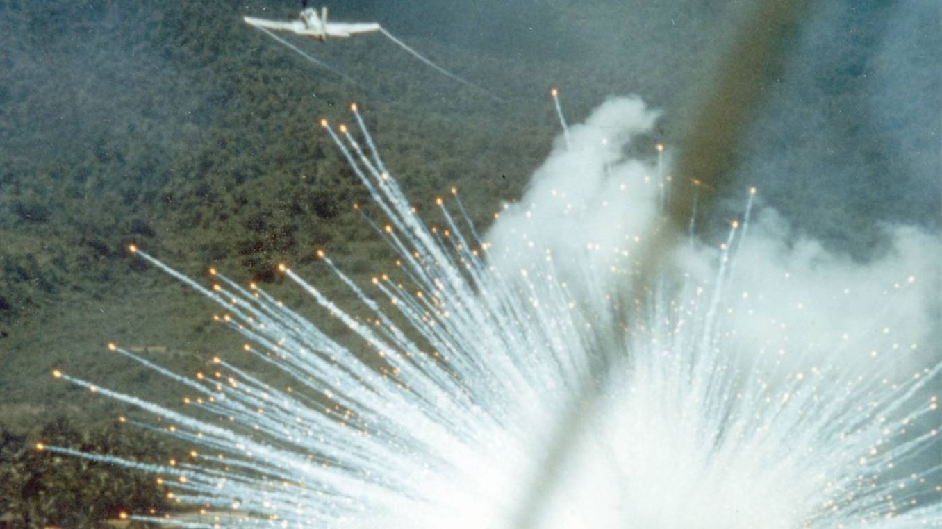 Дуглас A-1E Skyraider бросает фосфорную бомбу
