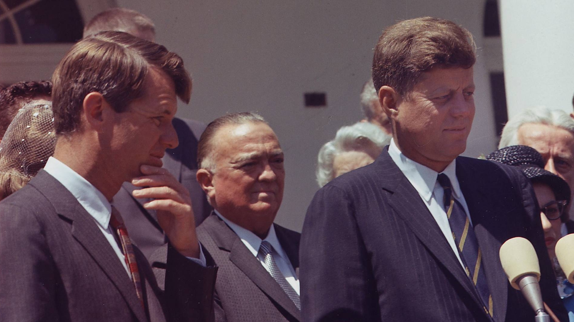 Генеральный прокурор Роберт Ф. Кеннеди, директор ФБР Дж. Эдгар Гувер, президент Кеннеди и другие. 1963 год