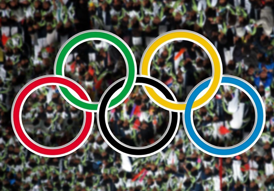 Олимпийский флаг на церемонии открытия Олимпиады-2024 в Париже
