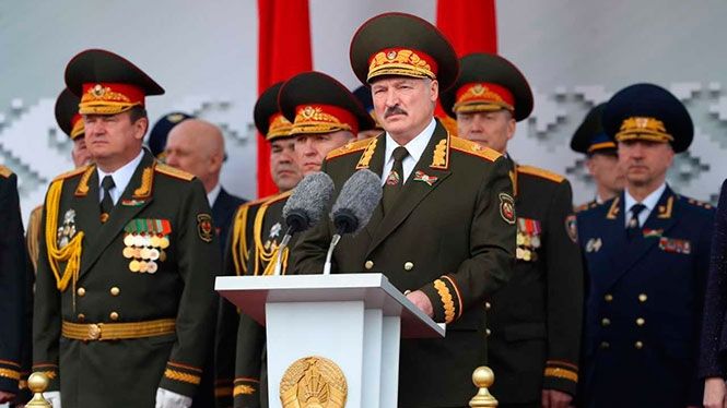 Президент Белоруссии Александр Лукашенко на параде 9 мая 2020 года