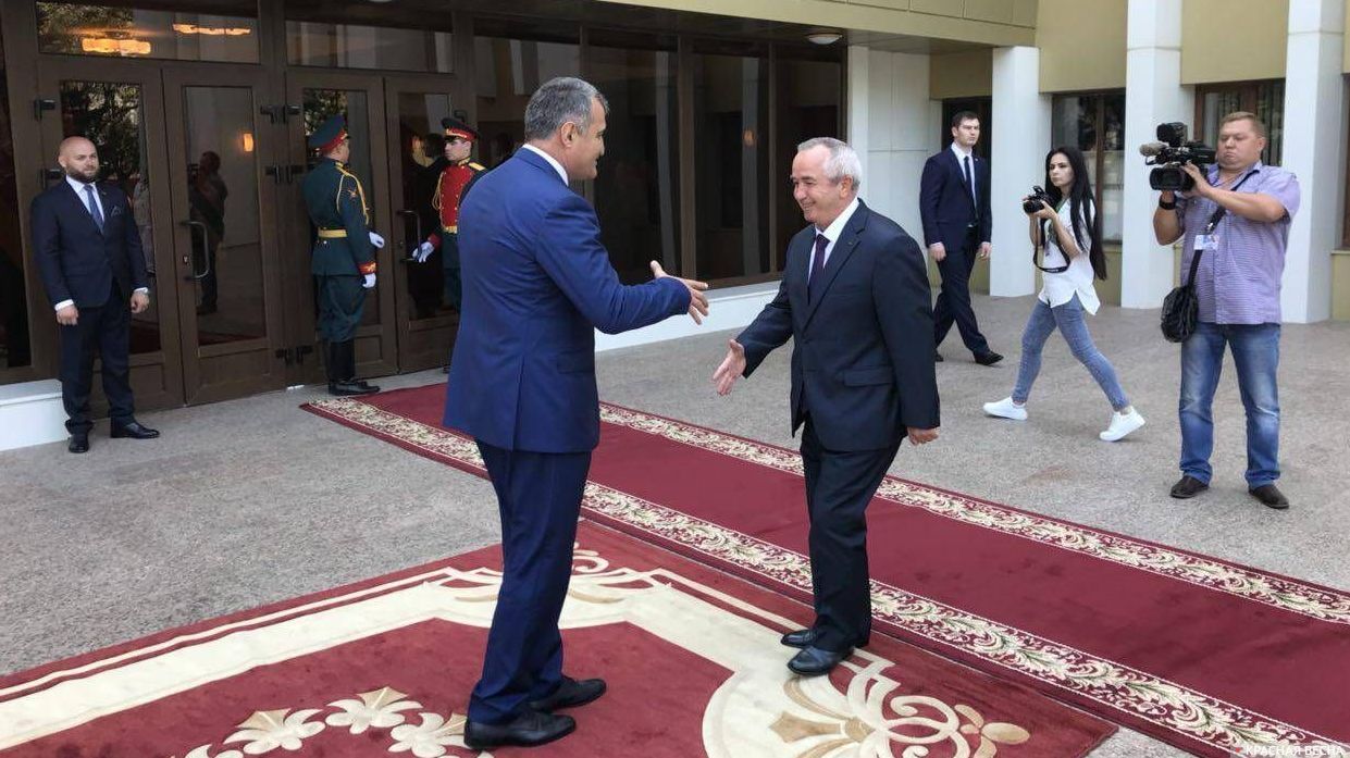 Президент РЮО Анатолий Бибилов приветствует секретаря Совета Безопасности Абхазии Мухаммеда Килба