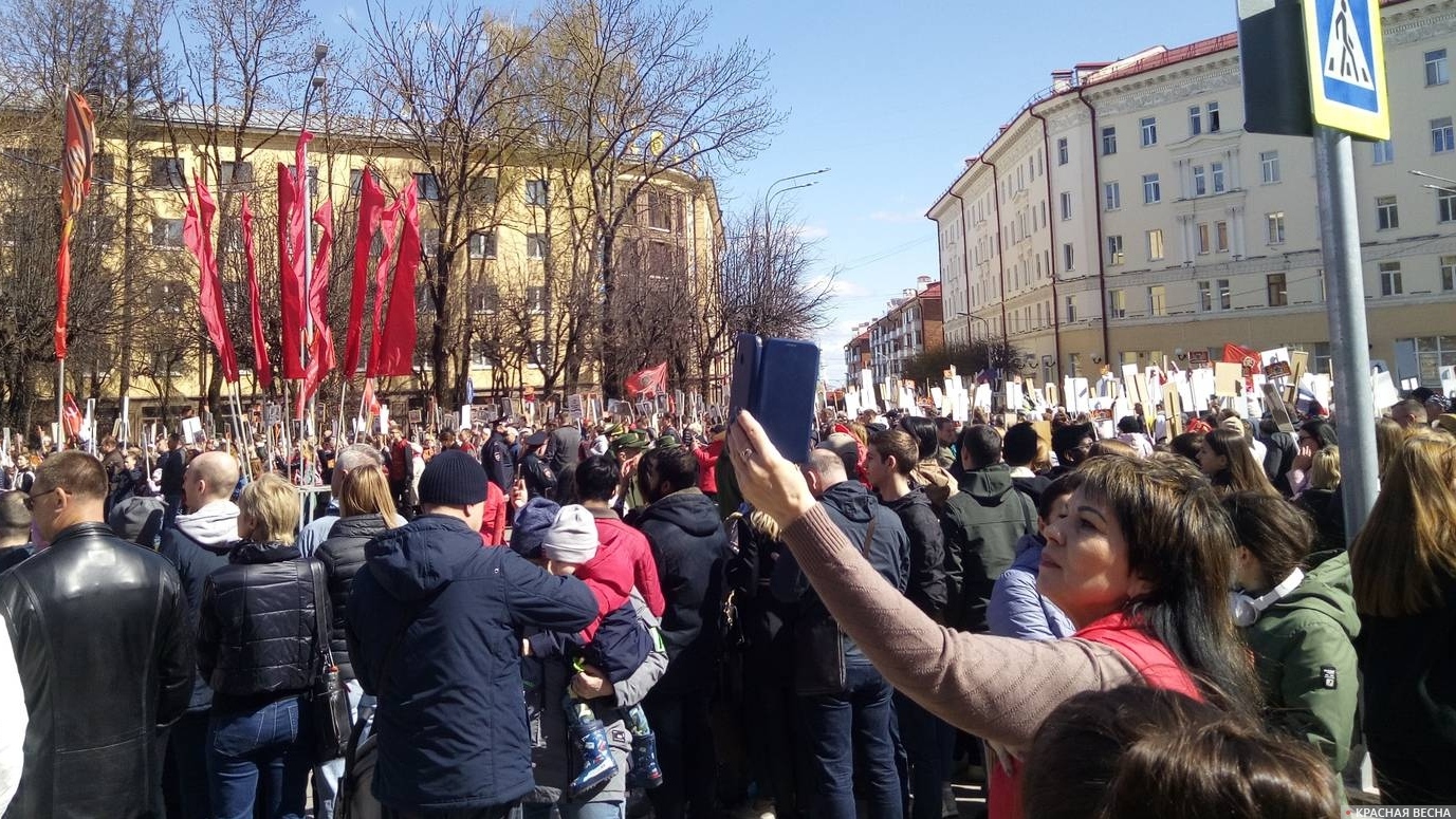 Шествие Бессмертного полка на площади Ленина в Смоленске