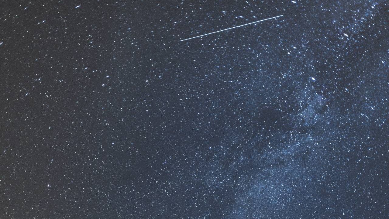 Метеор на фоне звёздного неба