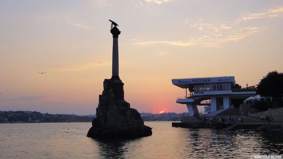 Памятник затопленным кораблям на рассвете. Город-Герой Севастополь, Крым