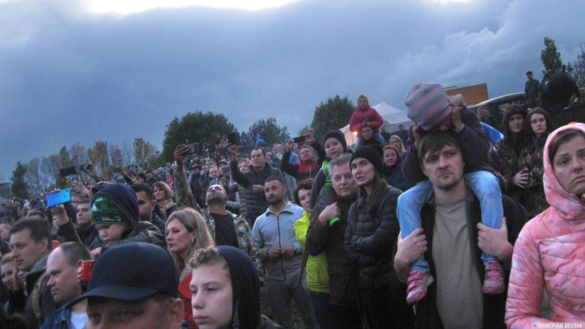 Зрители на военно-историческом фестивале «Подвиг авроровцев». Санкт-Петербург, Красное Село. 14.09.2019