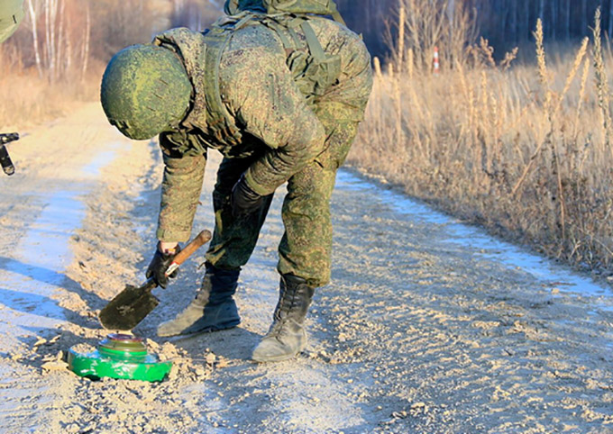 Военные инженеры Балтийского флота на учении в Калининградской области обеспечили проход танков через болото и минные поля