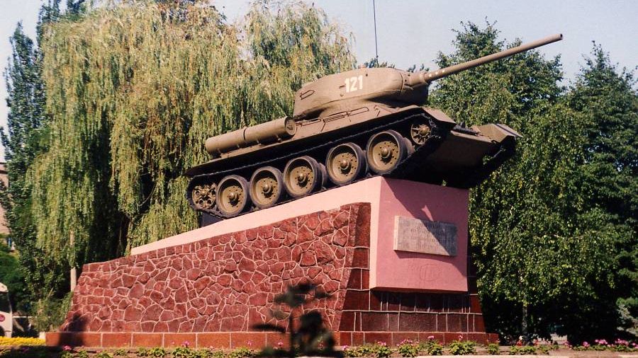 Мариуполь. Памятник-танк Т-34 воинам 4-го механизированного корпуса