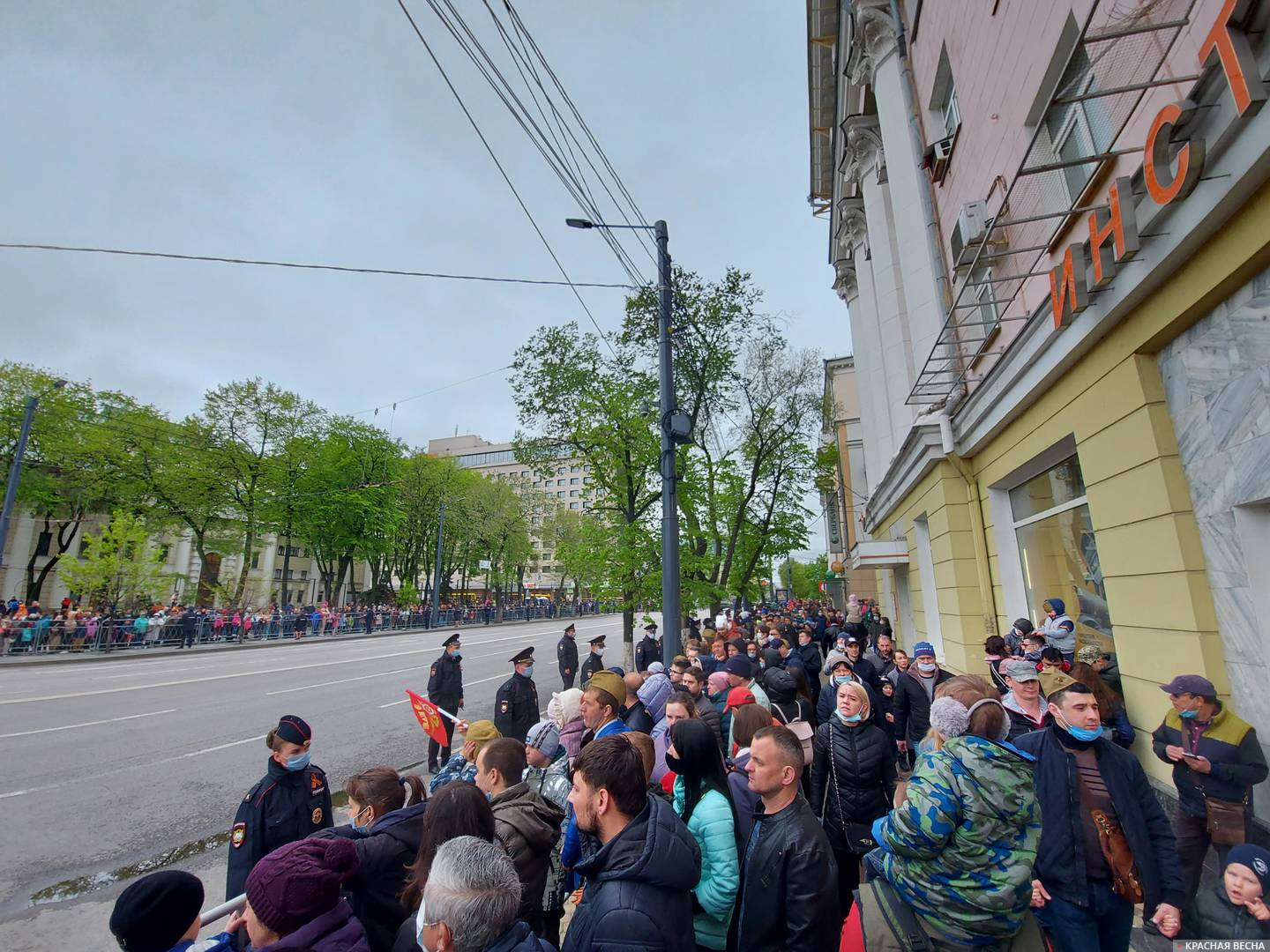 Воронежцы в ожидании военного парада на улице Плехановской 9 мая 2021 года