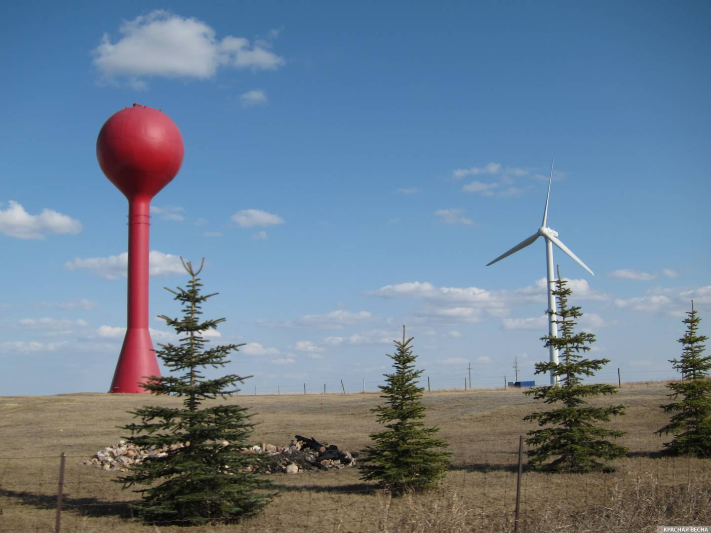 Водонапорная башня и ветрогенератор. Канада.