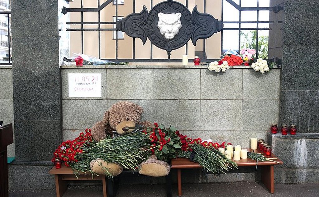 Импровизированный мемориал в память о погибших в казанской школе у полномочного представительства Татарии в Москве
