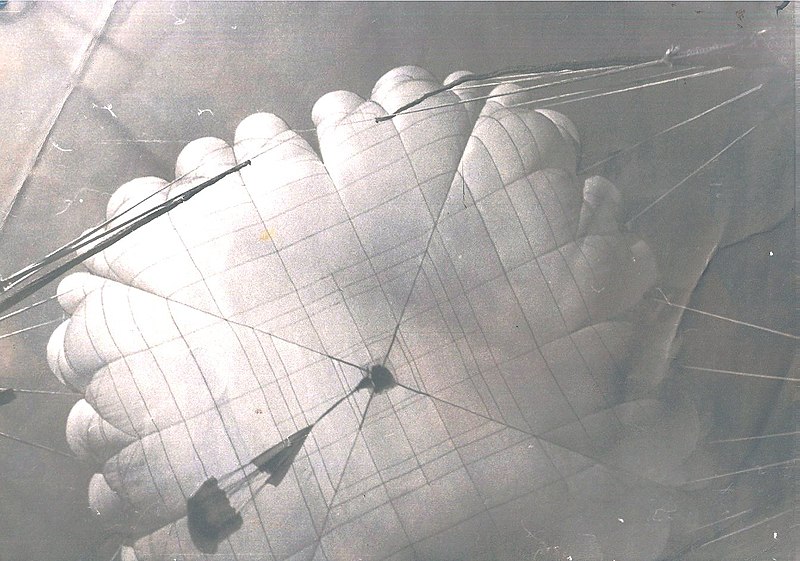 купол раскрытого парашюта
