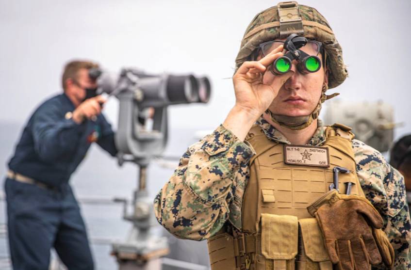 Капитан морской пехоты США ведет наблюдение