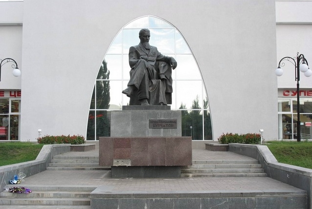 Памятник И. В. Курчатову. Курчатов, Курская область