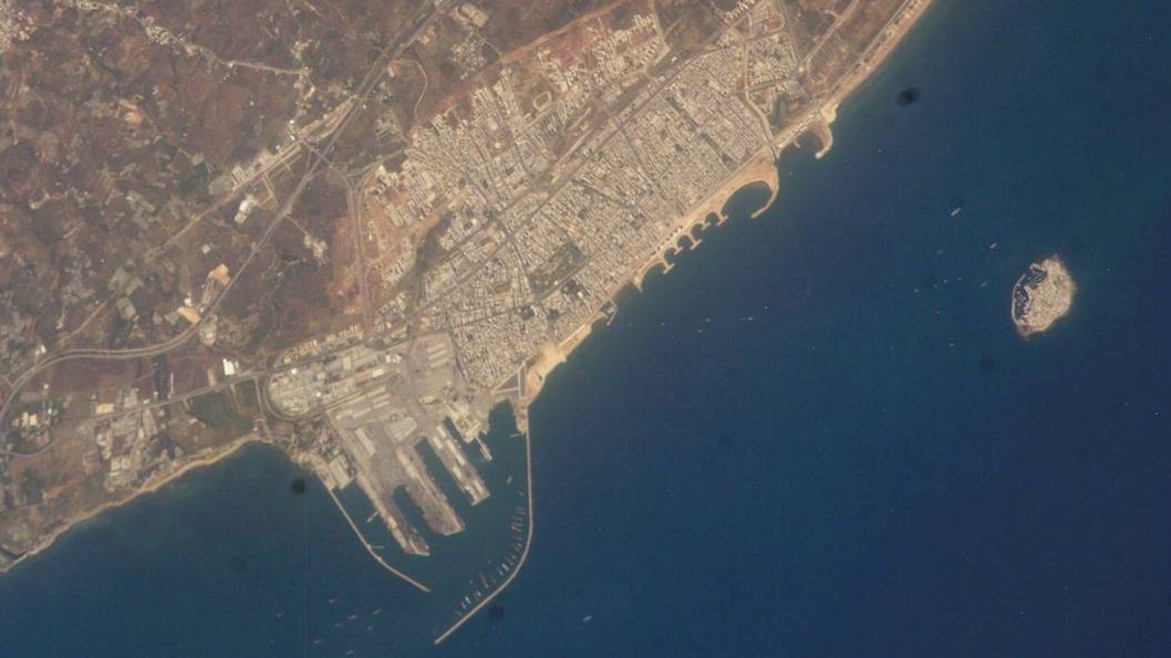 Город Тартус и порт со спутника