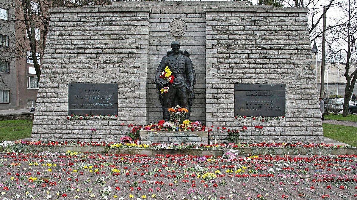 Памятник Бронзовый солдат в Таллине за три дня до демонтажа
