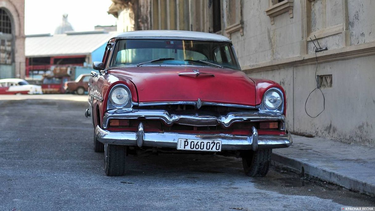 В россии запретят старые. Старые автомобили запретят в России. Российский старый автомобиль с 1 зеркалом. Минпромторг об запрете старых автомобилей. Выступления 2 красных машин старый ролик.