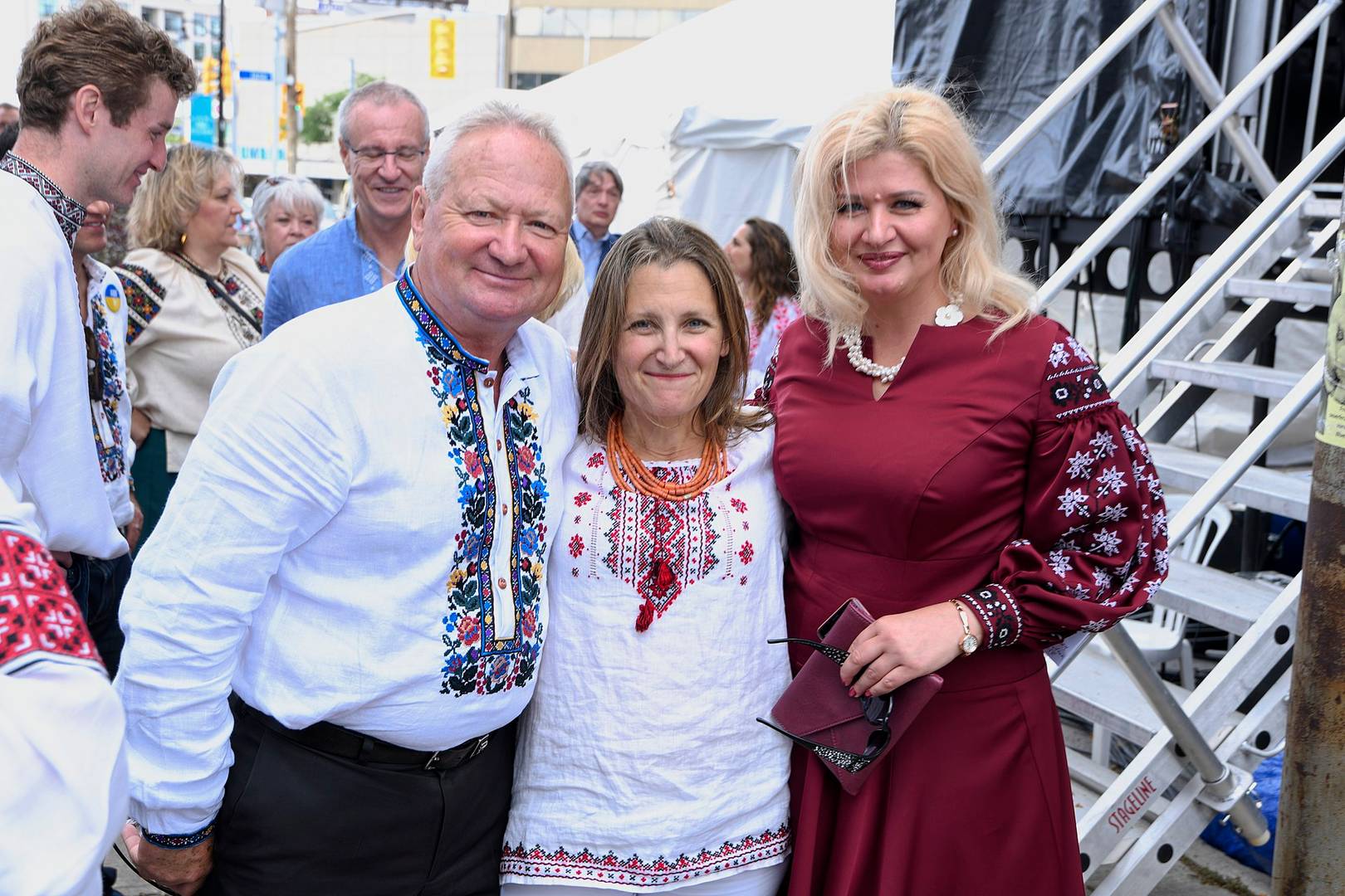 Христя Фриндланд (в центре), заместитель премьер-министра Канады. Является по материнской линии внучкой украинского нациста Михайло Хомяка