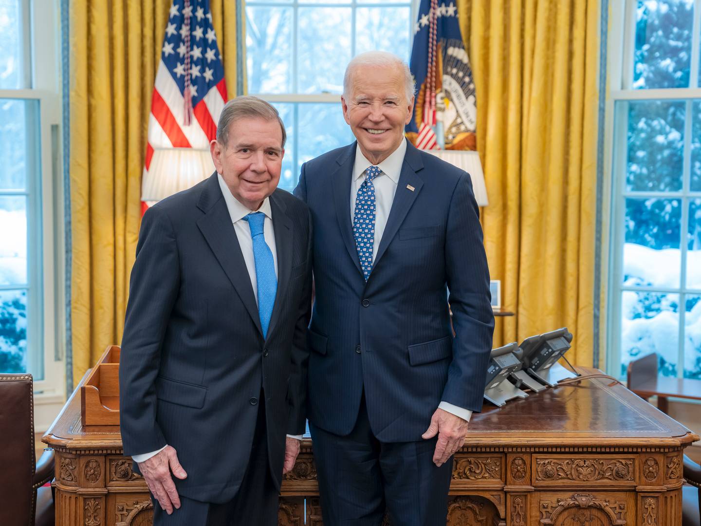 Эдмурдо Гонсалес (слева) и президент США Джо Байден