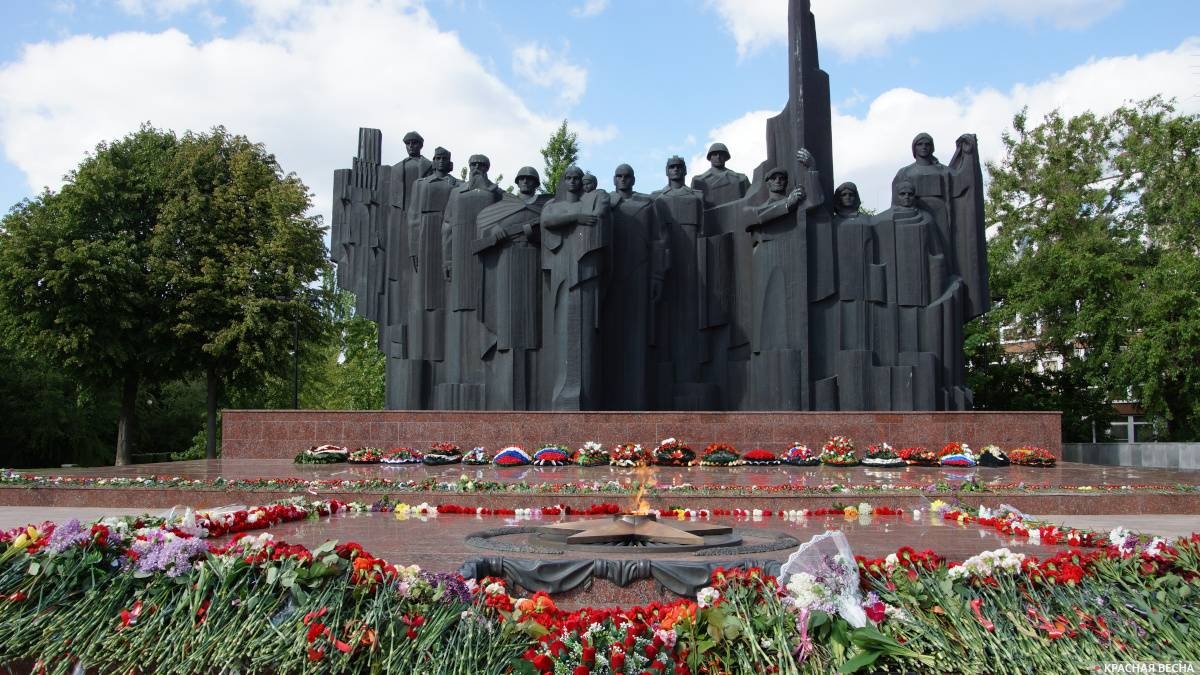 Памятник на площади Победы, Воронеж, 9 мая 2024 года