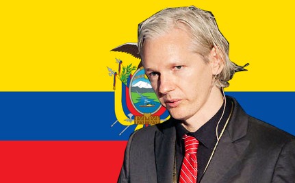 Джулиан Ассанж на фоне флага Эквадора