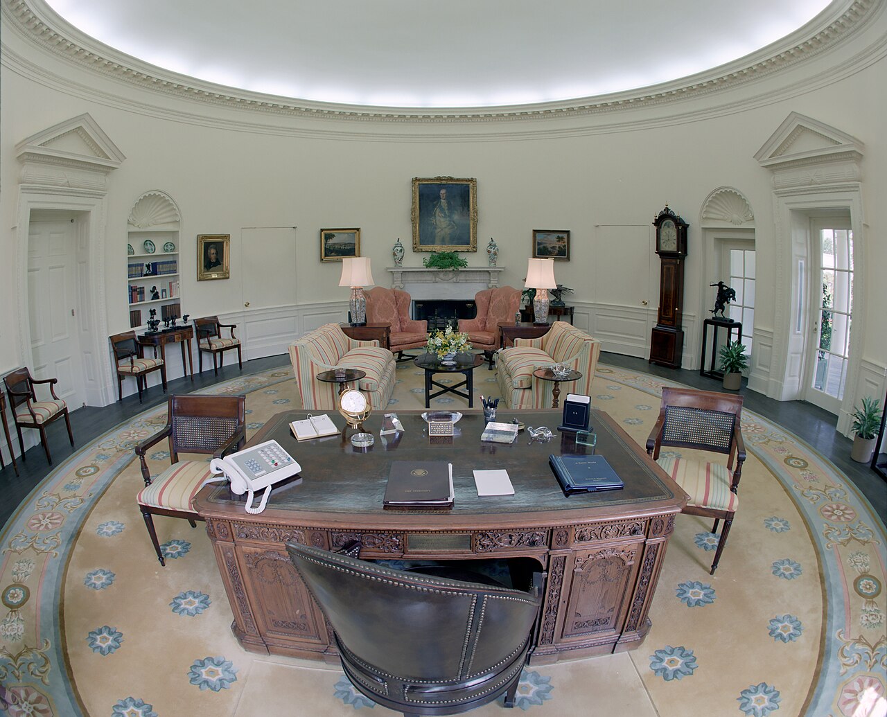 Пустой Овальный кабинет в Белом доме. Вашингтон, США