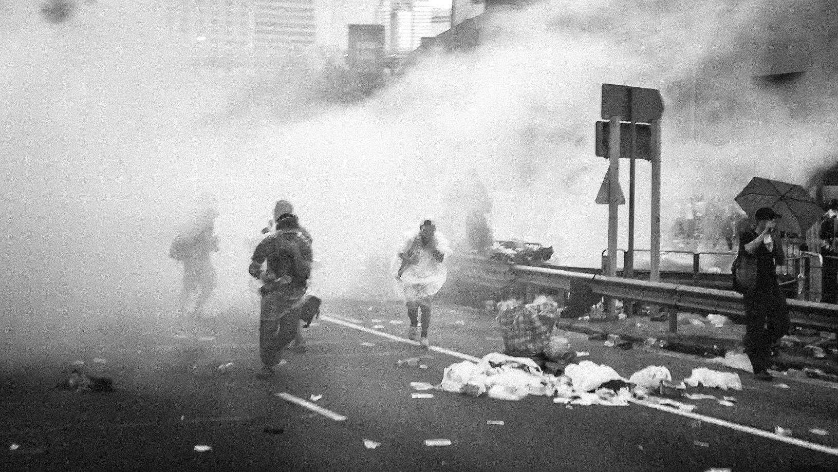 Разгон демонстрантов слезоточивым газом. Гонконг