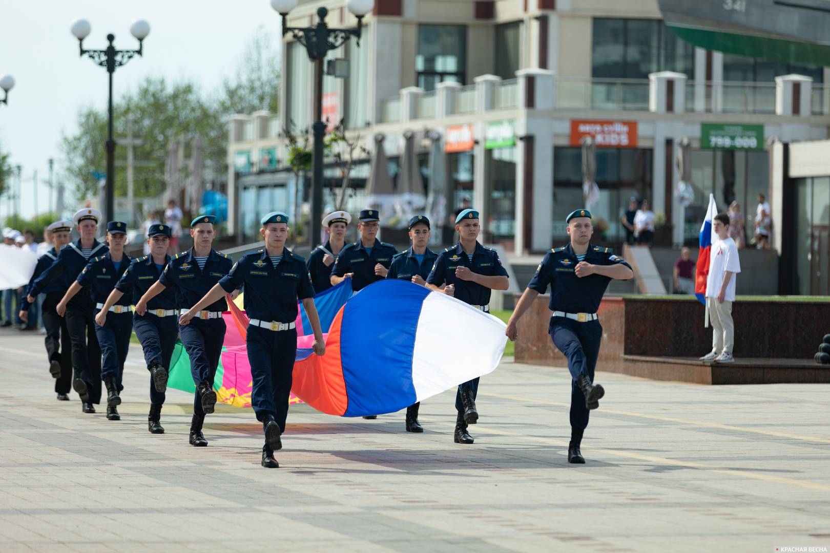 Внесение флагов России и Краснодарского края на Форумную площадь