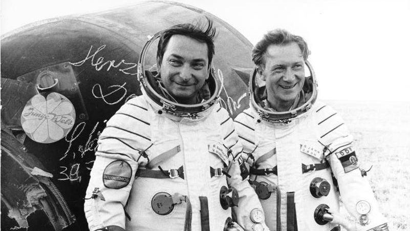 Валерий Быковский (слева) и Зигмунд Йен после приземления, 1978