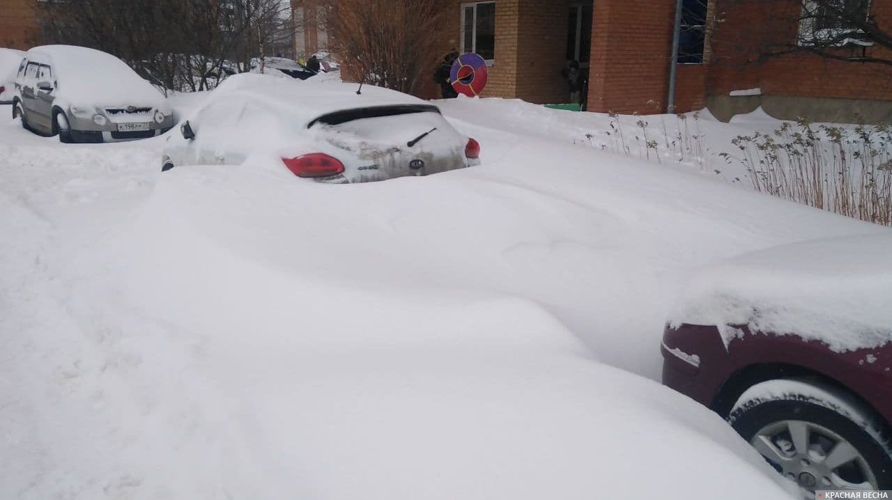Занесенные снегом машины в Обнинске